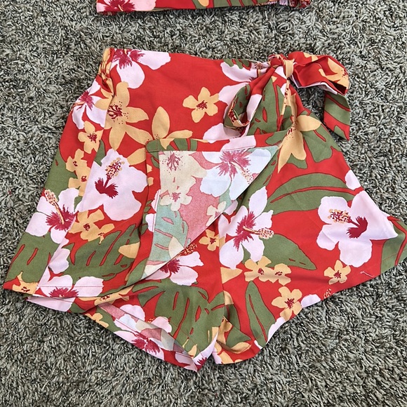 NWOT Floral two-piece set with a short in red with pink and orange flowers. - Picture 2 of 7